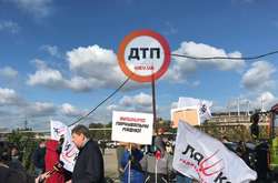 Евакуація авто в Києві: пікетувальники паралізували роботу штрафмайданчика (фото, відео)