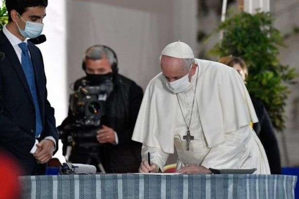У Ватикані Папа Римський вперше був у масці під час публічного заходу