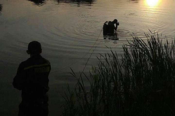 З озера в Києві водолази дістали тіло чоловіка 