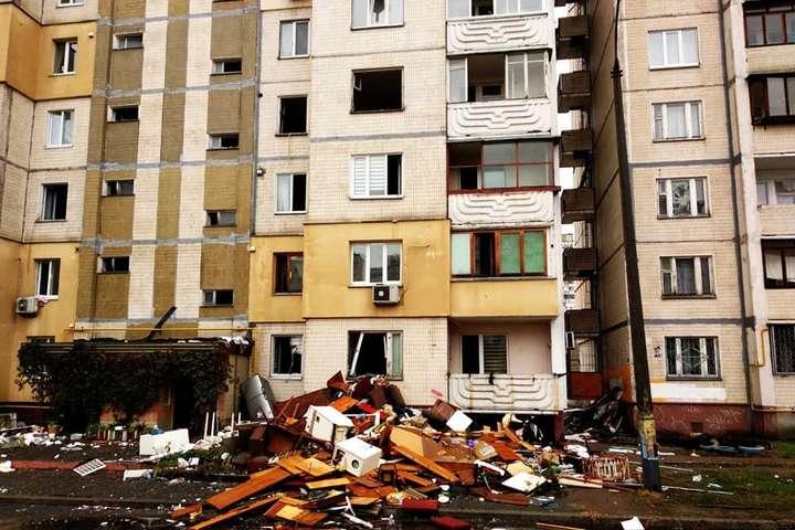 Новий скандал навколо будинку, де стався вибух: речі людей викинули з вікна (фото)