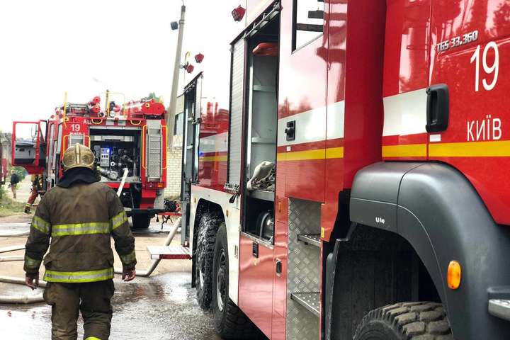 У столичній багатоповерхівці сталась пожежа: рятувальники евакуювали мешканців
