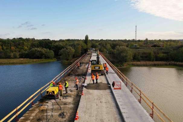 На Вінниччині тривають ремонтні роботи на мосту через Південний Буг