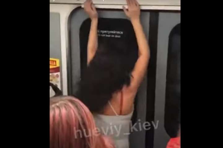 Напівроздягнена молодиця влаштувала «дикі танці» в київському метро (відео)