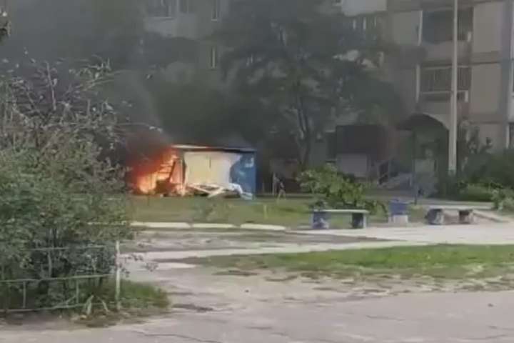 В одному з дворів на Троєщині спалахнуло сміттєзвалище (відео)