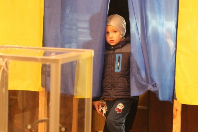 Шмигаль закликав українців взяти участь у виборах, але приходити на дільниці без дітей