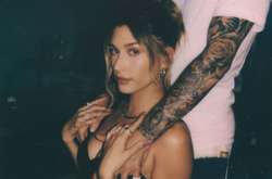  23-летняя супермодель Хейли Бибер похвасталась дерзким образом 
  