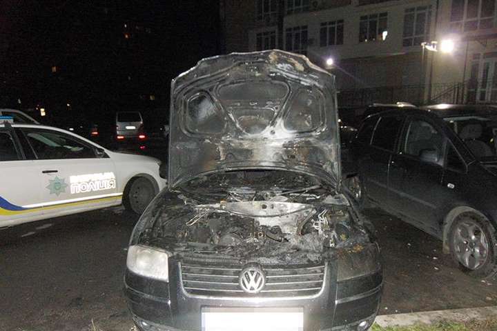 У Києві двоє молодиків через зауваження сусіда спалили його автівку (фото)