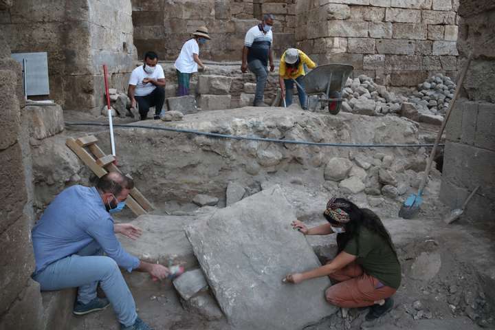 Археологи знайшли у Туреччині семиметрові ворота старовинного палацу Харан