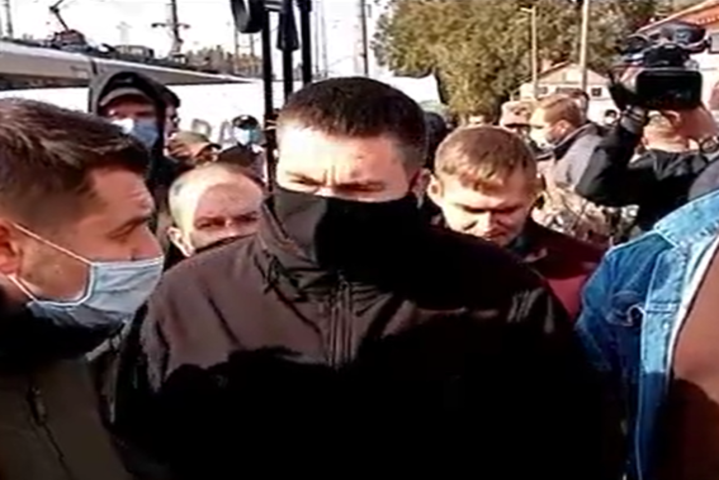 Где ваше перемирие? Поездка «Слуг народа» на Донбасс началась со ссоры
