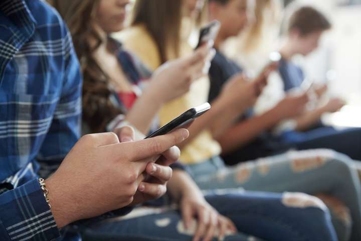 Верховна Рада планує заборонити використання мобільних телефонів в школі