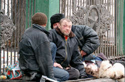 Трое киевлян, которые пытали бездомных, подозреваются в убийстве человека
