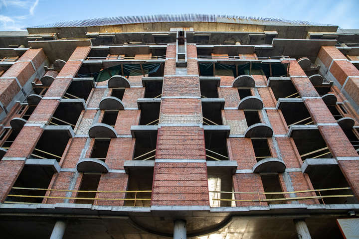 Днями демонтують зайві поверхи скандальної недобудови біля Софії Київської (фото)