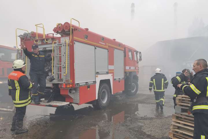 На підприємстві з хімікатами під Києвом сталась пожежа: є постраждалі (фото, відео)