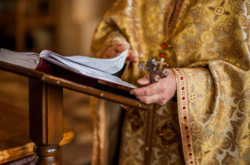 На Франківщині священника вигнали з церкви за те, що пішов обиратися у депутати облради