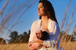 Самая знаменитая модель плюс-сайз покормила ребенка грудью на камеру в общественном месте