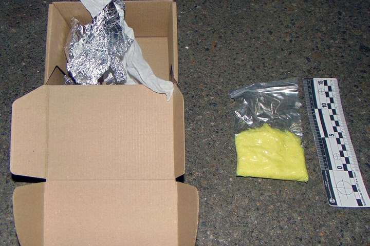 У відділенні пошти в Києві чоловік отримав посилку з прекурсорами (фото)