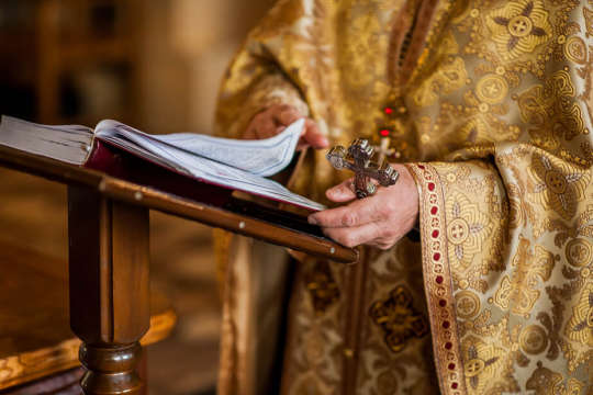 На Прикарпатье священника выгнали из церкви за то, что пошел избираться в депутаты облсовета