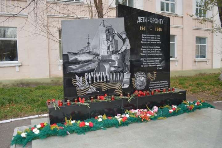 В России открытие памятника «Дети – фронту» закончилось феерическим скандалом 
