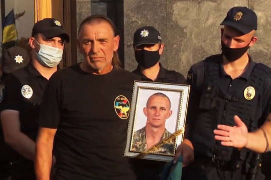 Отец погибшего разведчика Журавля подал в суд на Зеленского