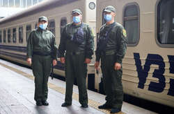 У повному режимі раніше вже почали працювати працівники, задіяні у виконанні комплексів робіт з поточного утримання і ремонту колії, штучних споруд