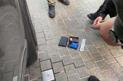 Арахамія знайшов під колесом свого авто пристрій стеження