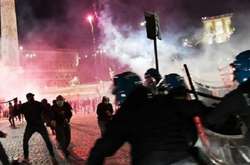 Близько двохсот членів неофашистського угруповання Forza Nuova обстріляли петардами поліцейських 