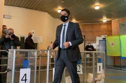 Разумков як і всі перебував у масці, зняв її лише під час спілкування з журналістами