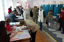  Усі члени виборчої дільниці працюють в масках, на столах розставлені антисептики 