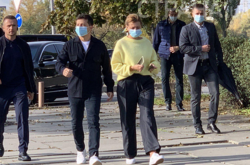 Возле избирательного участка на Зеленского с супругой напала активистка Femen ( фото, видео)