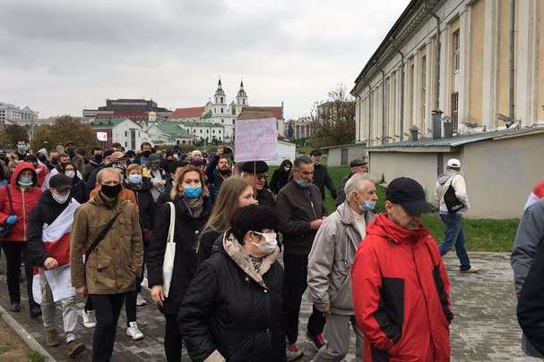 На акції протесту в Білорусі обплювали пропагандиста і влаштували йому «коридор ганьби» (відео)