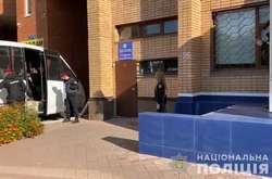  Правоохоронці доставили «виборців» до Києво-Святошинського відділу поліції 