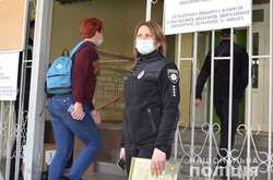 Поліцейські чергують на виборчих дільницях