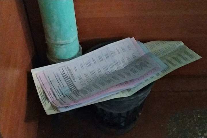 У Херсоні виборець викинув бюлетені у смітник (фото, відео)