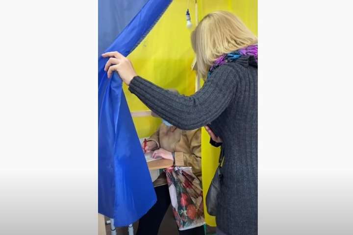 На Київщині кандидатка в депутати підказувала виборцю в кабінці, як проголосувати (відео)