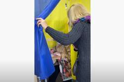 Межу кабінки кандидатка не перетинала, однак відхилила завісу і розмовляла із виборцем