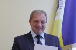 Мер міста Сватово розбив камеру конкурентки на виборчій дільниці