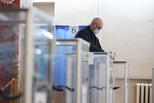 Екзит-пол: на місцевих виборах в Ужгороді лідирує самовисуванець