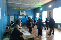 Сьогодні українські виборці обирали кандидатів у депутати міських, районних, обласних рад, а також мерів своїх міст, голів сільських і селищних рад