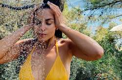  Певица Настя Каменских сексуально поплескалась под струями воды 
  