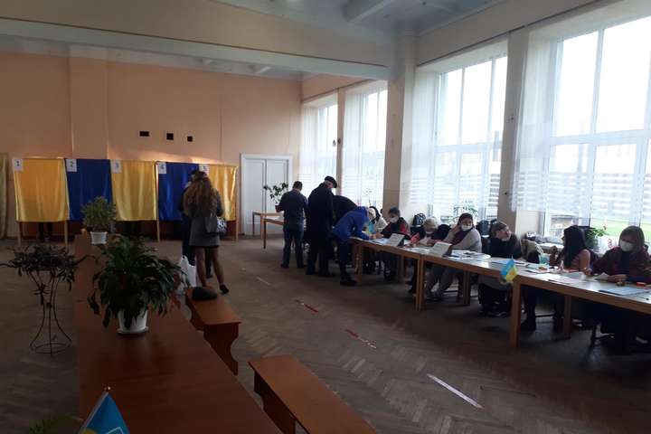 На Львівщині члени комісій достроково заповнили протоколи про підрахунок голосів