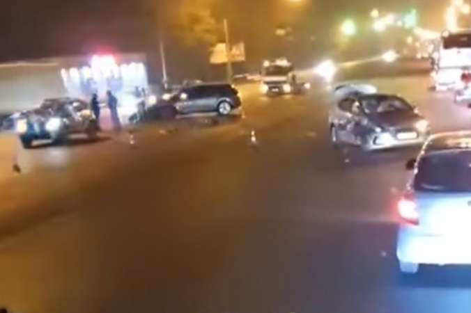 Під Києвом сталося серйозне ДТП: автівки розкидало по всій дорозі (відео)