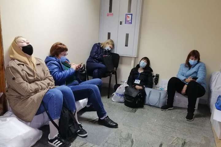 Люди лежать і сидять на підлозі: як у Києві здають протоколи виборів (фото)