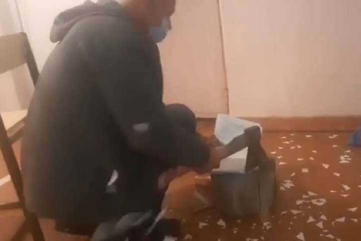 На Дніпропетровщині невикористані бюлетені порубали сокирою (відео)