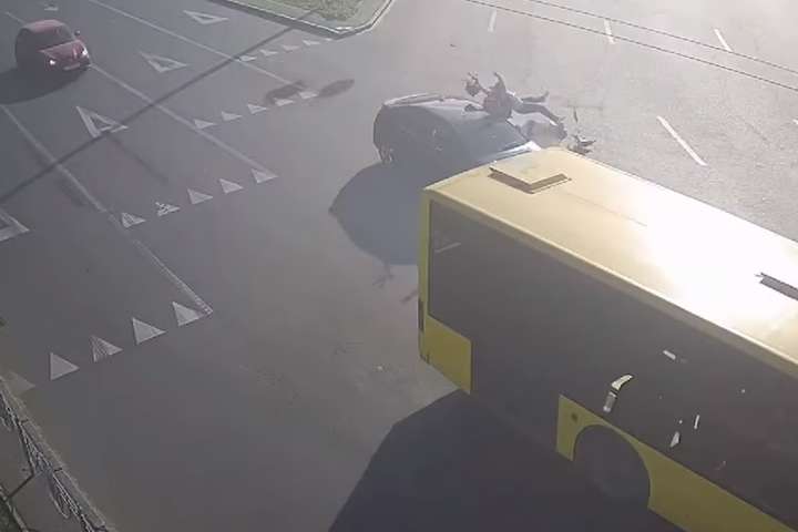 На Дарницькій площі автомобіль на швидкості протаранив байкера (відео) 