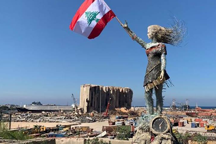 В память о жертвах взрыва в Бейруте появилась необычная статуя