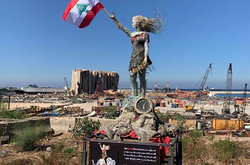 В память о жертвах взрыва в Бейруте появилась необычная статуя