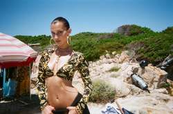  24-летняя супермодель Белла Хадид похвасталась точеной фигурой 
  