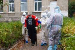  Медики виводять чоловіка, у якого підозрюють Covid-19, Лисичанськ, Луганська область. 
  