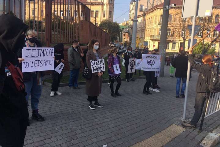У Львові активістки вийшли на акцію солідарності проти заборони абортів у Польщі