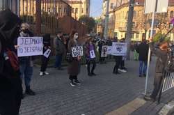 У Львові активістки вийшли на акцію солідарності проти заборони абортів у Польщі